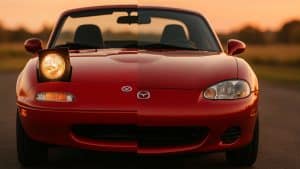 Comparatif visuel Mazda MX-5 NA avec phare escamotable et Mazda MX-5 NB à phares fixes, vues de face côte à côte