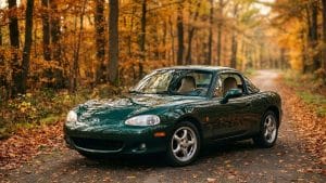 Hardtop MX-5 NB verte au milieu d’une forêt d’automne, posée sur un tapis de feuilles
