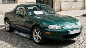 Mazda MX-5 NB verte à vendre, avec carrosserie abîmée sur le flanc gauche