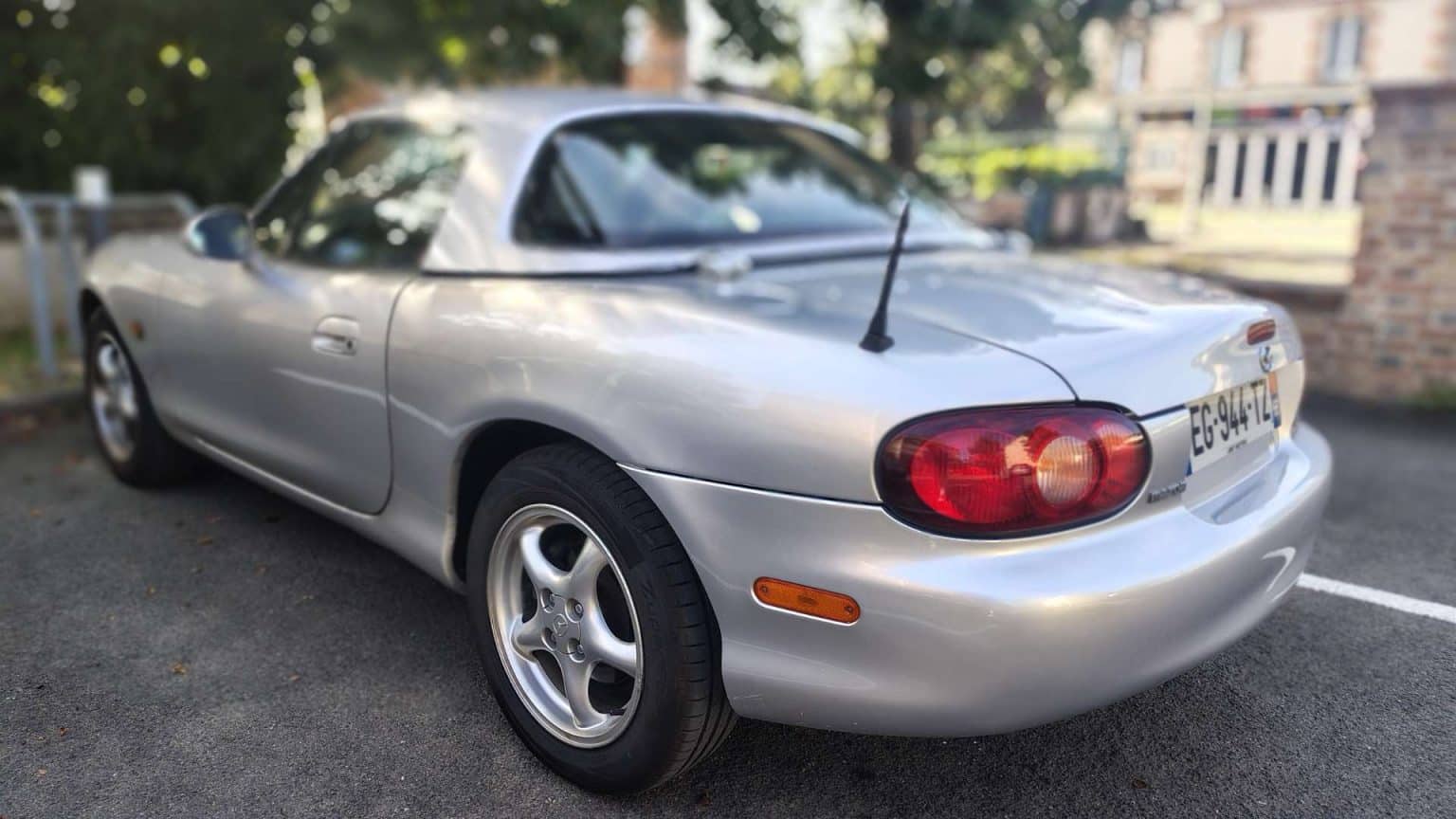 Mazda MX-5 NBFL argent vue arrière avec hardtop installé