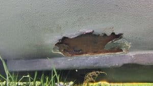 Corrosion perforante sur le bas de caisse d’une Mazda MX-5 NBFL (défaut)