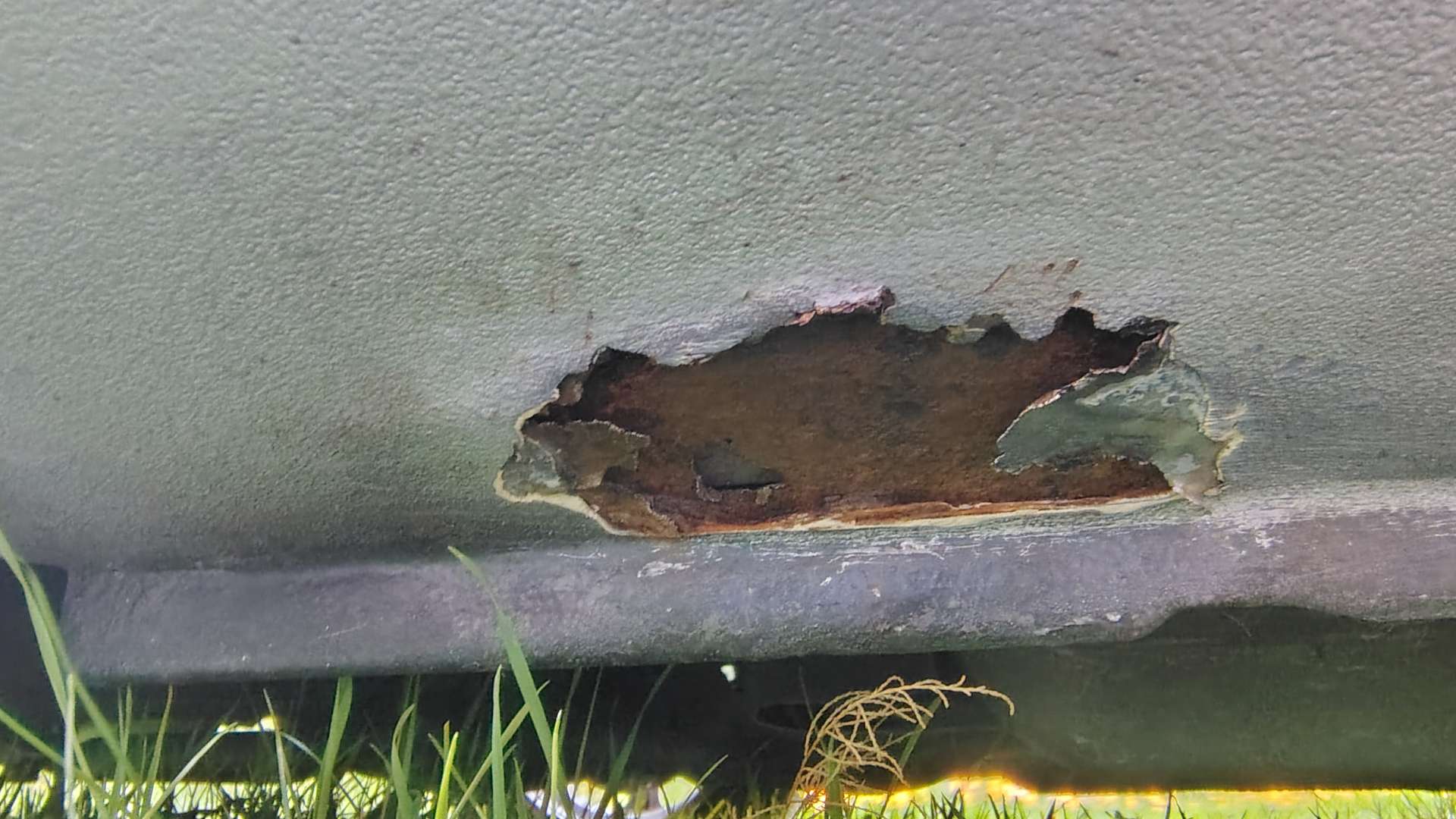 Corrosion perforante sur le bas de caisse d’une Mazda MX-5 NBFL (défaut)