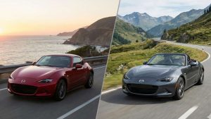 deux Mazda MX-5 de la génération ND (quatrième génération) conduisant côte à côte sur une route côtière sinueuse au coucher du soleil