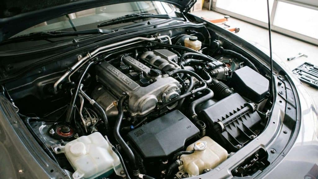 Vue rapprochée du moteur 2.0L MZR d'une Mazda MX-5 NCFL dans son compartiment moteur d'origine