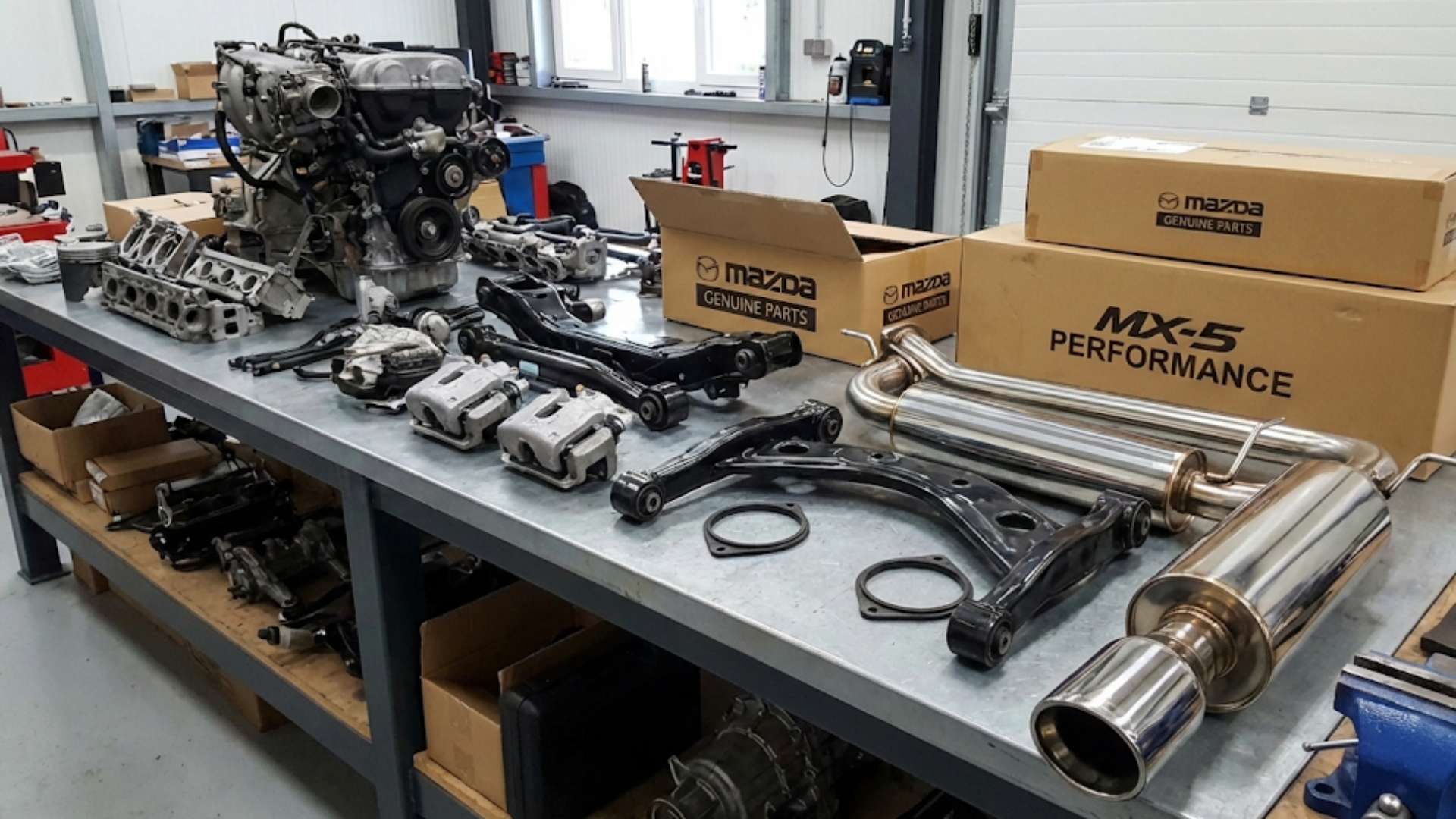 Atelier spécialisé dans les pièces de Mazda MX-5 avec plusieurs voitures en réparation