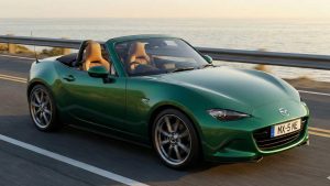 Mazda MX-5 NE conceptuelle, verte sur une route proche de la mer