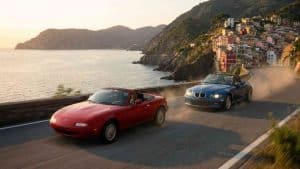 Mazda MX-5 et BMW Z3 sur une route côtière méditerranéenne