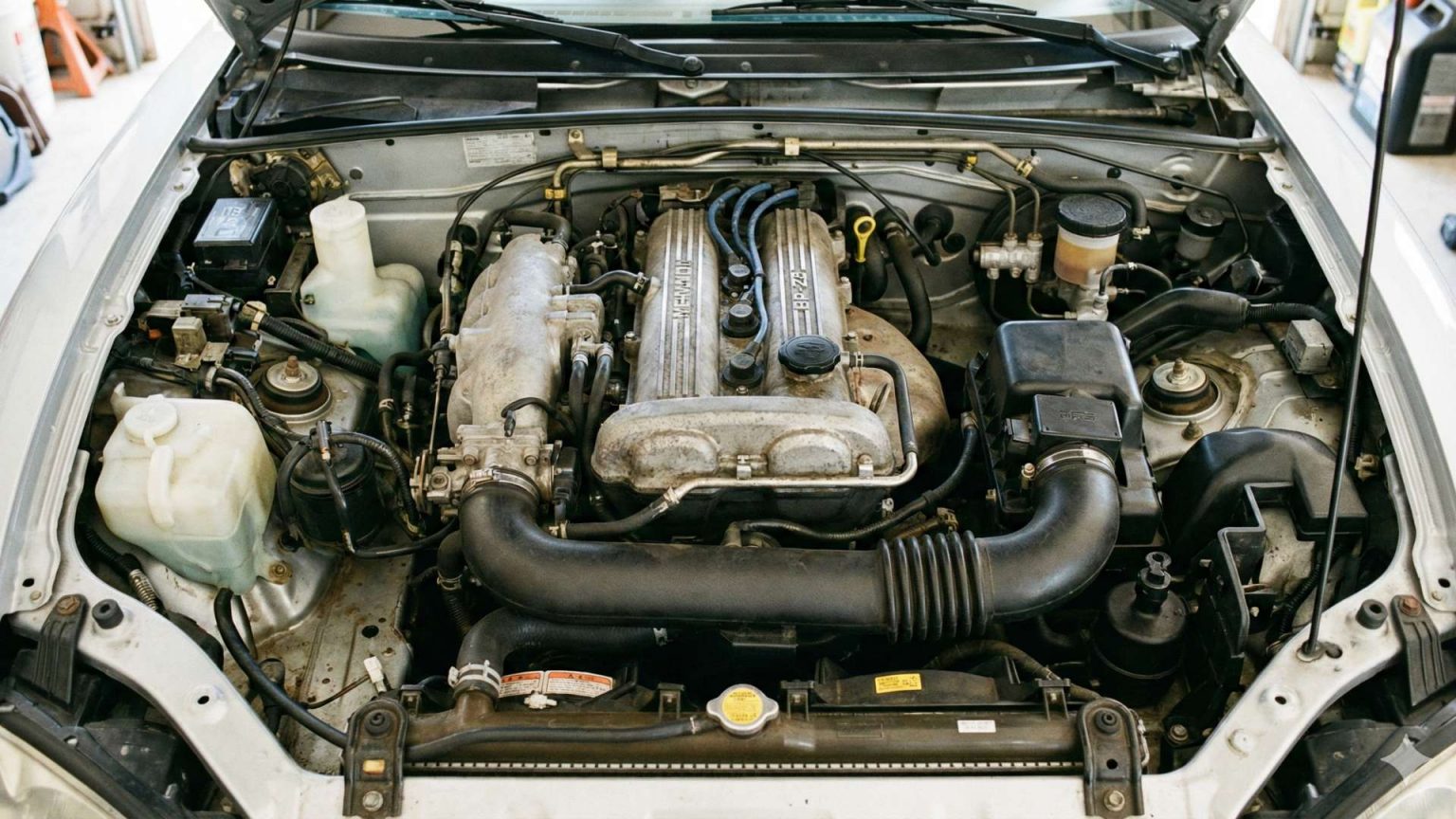 Moteur DOHC 1.8L de Mazda MX-5 NBFL vu de face capot ouvert