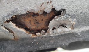 Perforation avancée par la rouille sur le bas de caisse droit d’une Mazda MX-5 NBFL