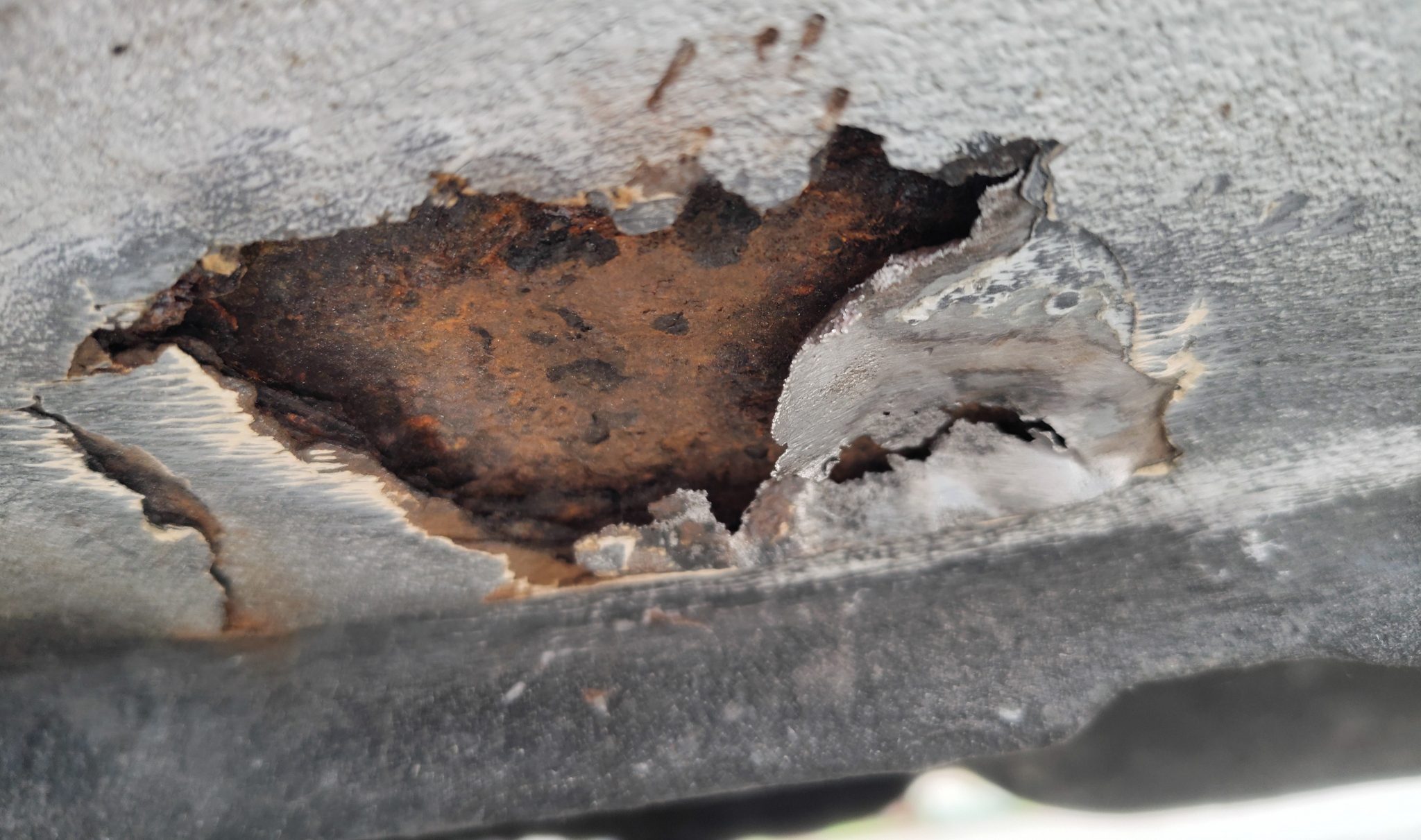 Perforation avancée par la rouille sur le bas de caisse droit d’une Mazda MX-5 NBFL