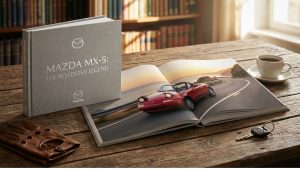 Un gros plan photographique montre un livre gris relié sur la Mazda MX-5