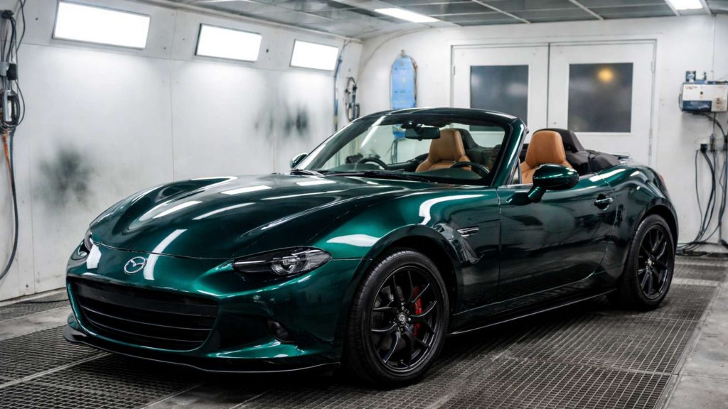 Mazda MX-5 (ND) cabriolet repeinte en British Racing Green, photographiée en cabine de peinture avec une finition brillante