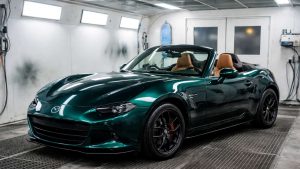Mazda MX-5 (ND) cabriolet repeinte en British Racing Green, photographiée en cabine de peinture avec une finition brillante