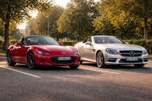 Mazda MX-5 et Mercedes SLK garées côte à côte sur une route de campagne, toit ouvert, pour illustrer un comparatif achat roadsters