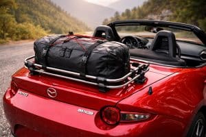 Porte-bagages aluminium monté sur Mazda MX-5 ND, vue arrière, finition noire, idéal pour augmenter la capacité de chargement sans modifier la ligne du roadster