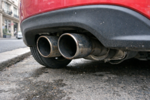 Échappement double Mazda MX-5 ND vu de près à l’arrière du véhicule, illustrant un système d’échappement sport sur roadster Mazda MX-5 ND.