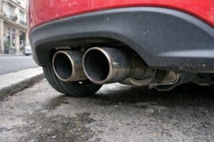 Échappement double Mazda MX-5 ND vu de près à l’arrière du véhicule, illustrant un système d’échappement sport sur roadster Mazda MX-5 ND.