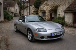 Mazda MX-5 NBFL grise photographiée à Trôo, capote fermée, en lumière naturelle par temps couvert