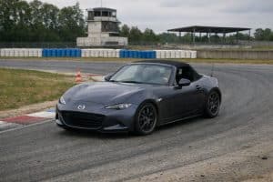 Mazda MX-5 ND sur circuit pendant un track day, roadster sportif en appui dans un virage sur piste