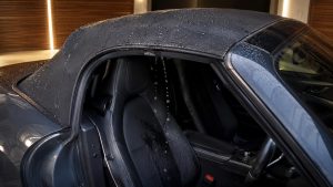 Capote_Mazda_MX-5_qui_fuit_eau_dans_habitacle_siège_mouillé_photo_professionnelle_2026_format_16-9