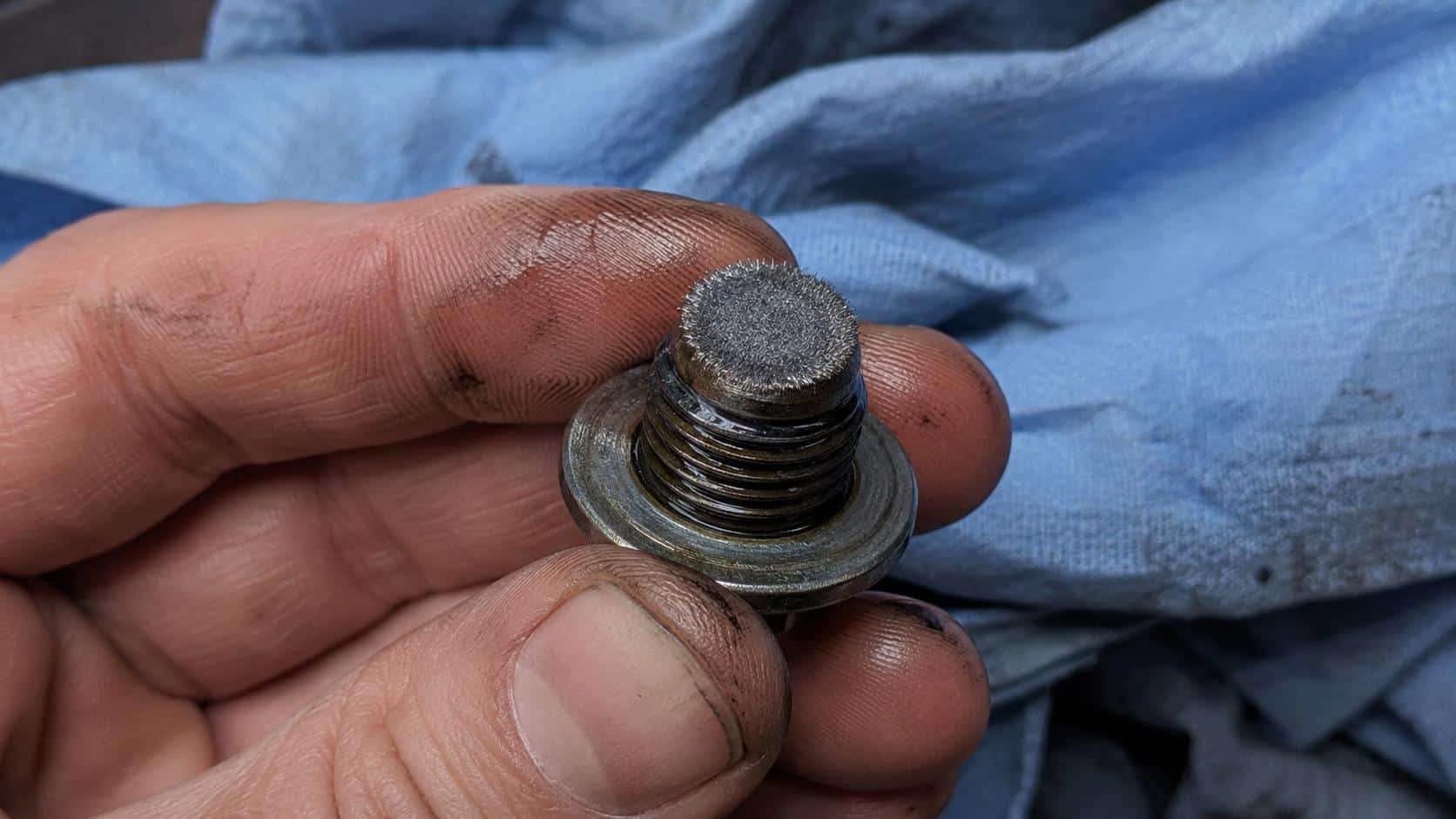 Bouchon de vidange magnétique d'une Mazda MX-5 couvert de limaille métallique fine