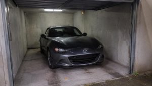 Mazda MX-5 ND gris anthracite stationnée dans un box fermé en béton