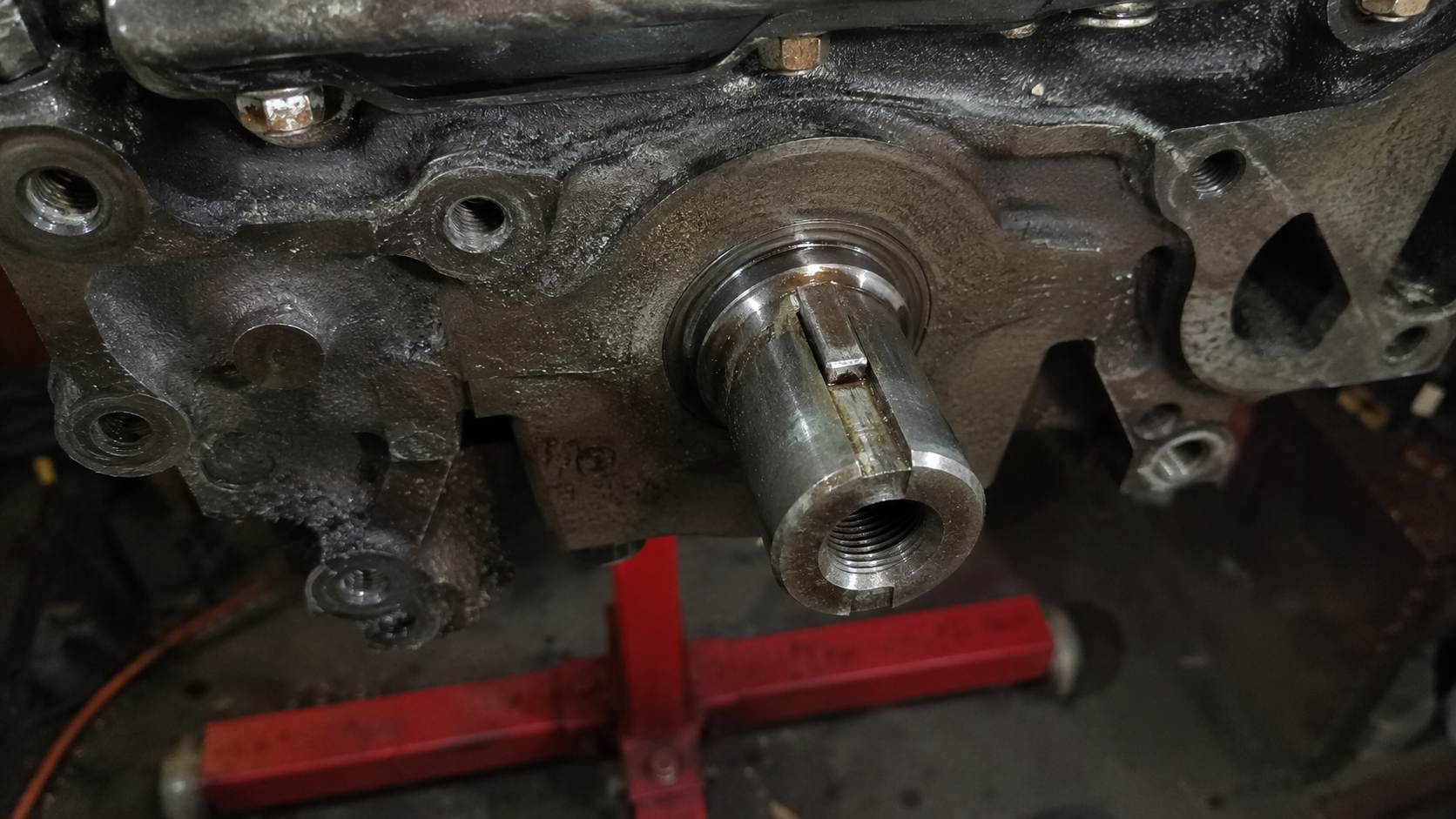 Gros plan sur le nez de vilebrequin court d'un moteur de Mazda MX-5 NA monté sur support d'atelier