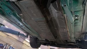 Plancher et longeron droit traités anticorrosion sous une Mazda MX-5 verte levée sur pont élévateur
