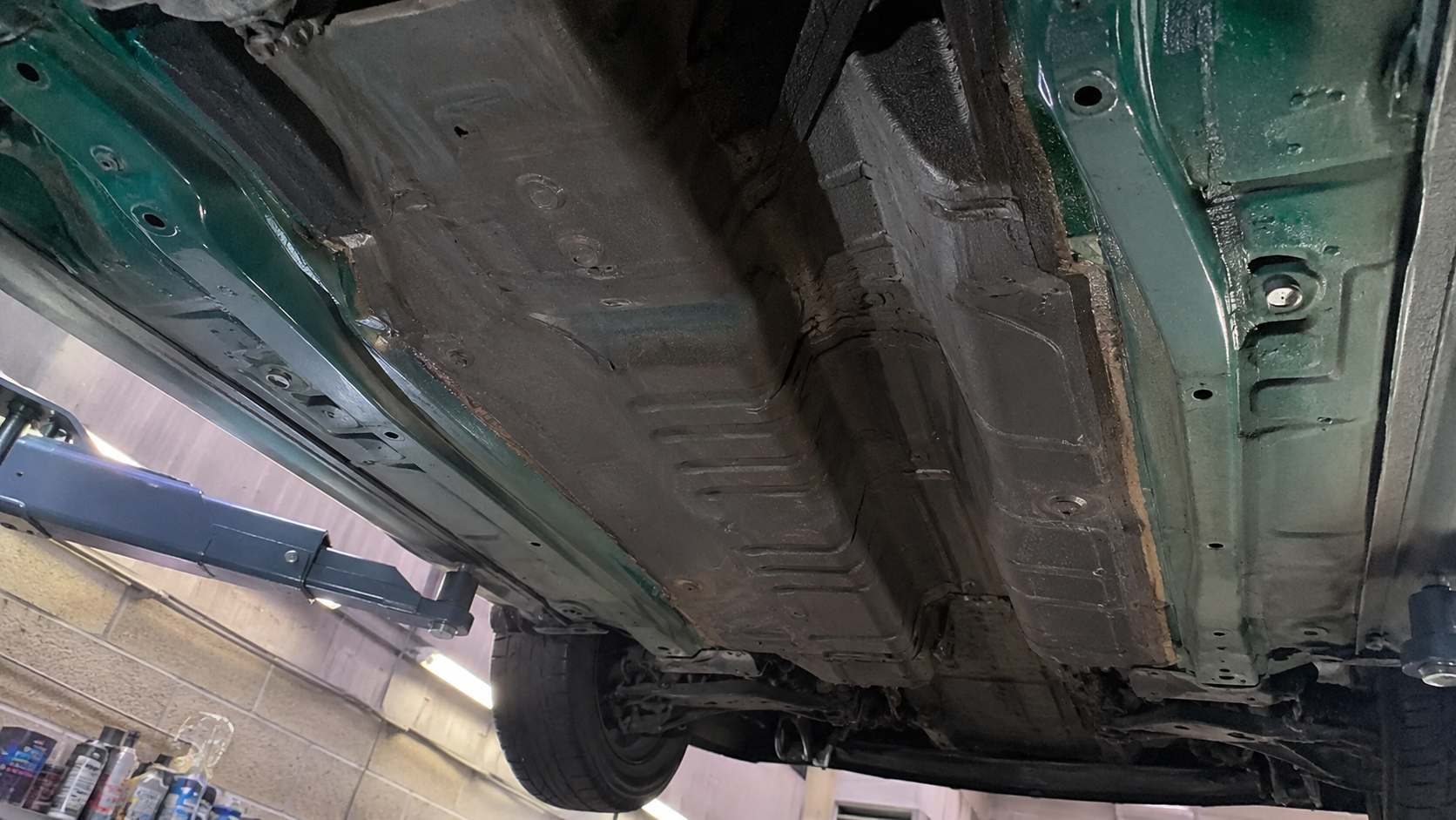 Plancher et longeron droit traités anticorrosion sous une Mazda MX-5 verte levée sur pont élévateur